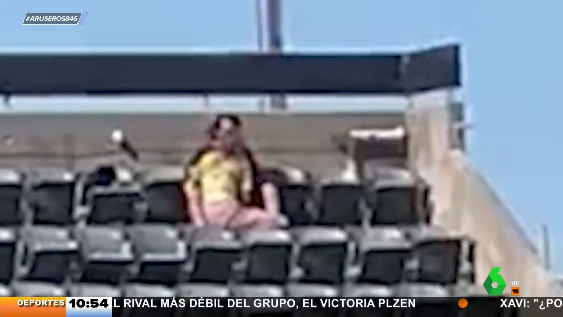 Una pareja es pillada manteniendo relaciones sexuales durante un partido de béisbol Foto
