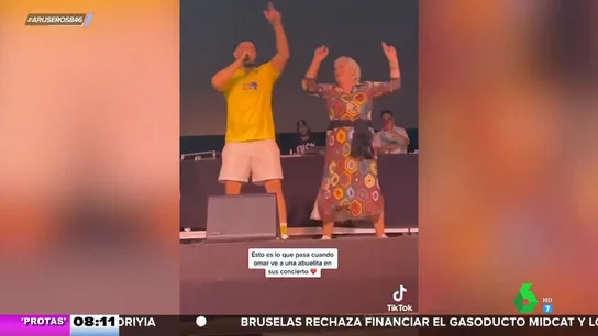 Omar Montes invita a una abuela a subirse al escenario con él y ella le sorprende con su talento para el baile Omar Montes invita a una abuela a subirse al escenario con él y ella le sorprende con su talento para el baile
