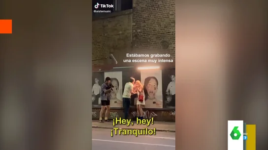 El gesto "aplaudible" de un hombre que irrumpe en un rodaje al creer que estaban agrediendo a una mujer El gesto "aplaudible" de un hombre que irrumpe en un rodaje al creer que estaban agrediendo a una mujer