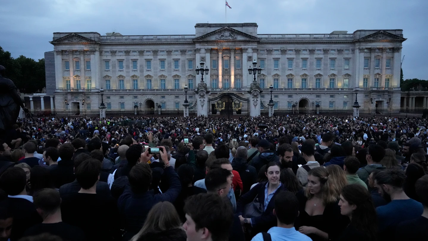 Cientos de personas se congregan frente a Buckingham Palace Cientos de personas se congregan frente a Buckingham Palace