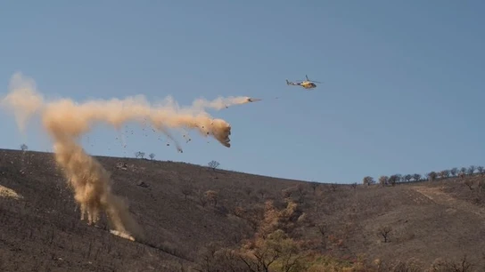 Helimulching tras los incendios: cómo lanzar paja ayuda a proteger el suelo después del fuego Helimulching tras los incendios: cómo lanzar paja ayuda a proteger el suelo después del fuego