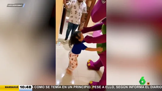 Trauma a la vista: un hombre disfrazado de Barney pierde la cabeza al abrazar a una niña Trauma a la vista: un hombre disfrazado de Barney pierde la cabeza al abrazar a una niña