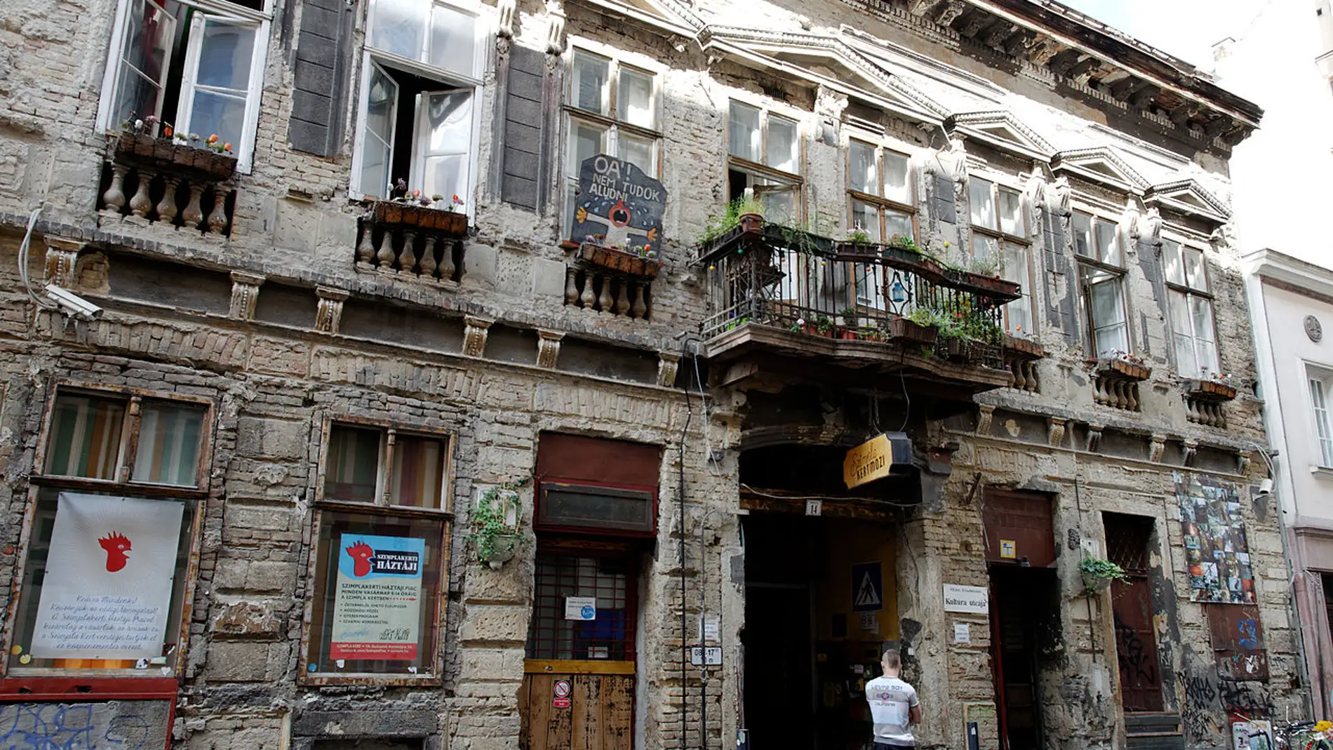 Todo lo que debes saber sobre los famosos ruin bar de Budapest