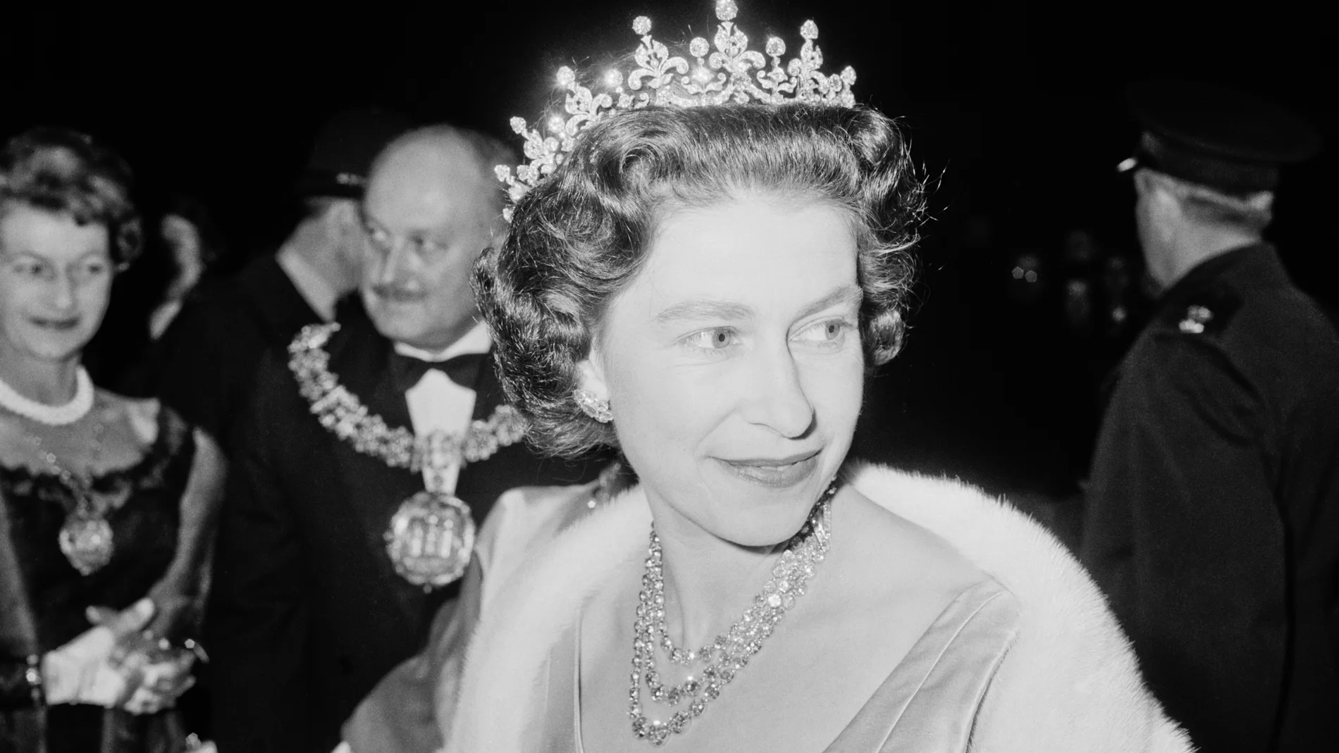 La reina Isabel II asiste a una actuación en RADA (la Real Academia de Arte Dramático), 1964.