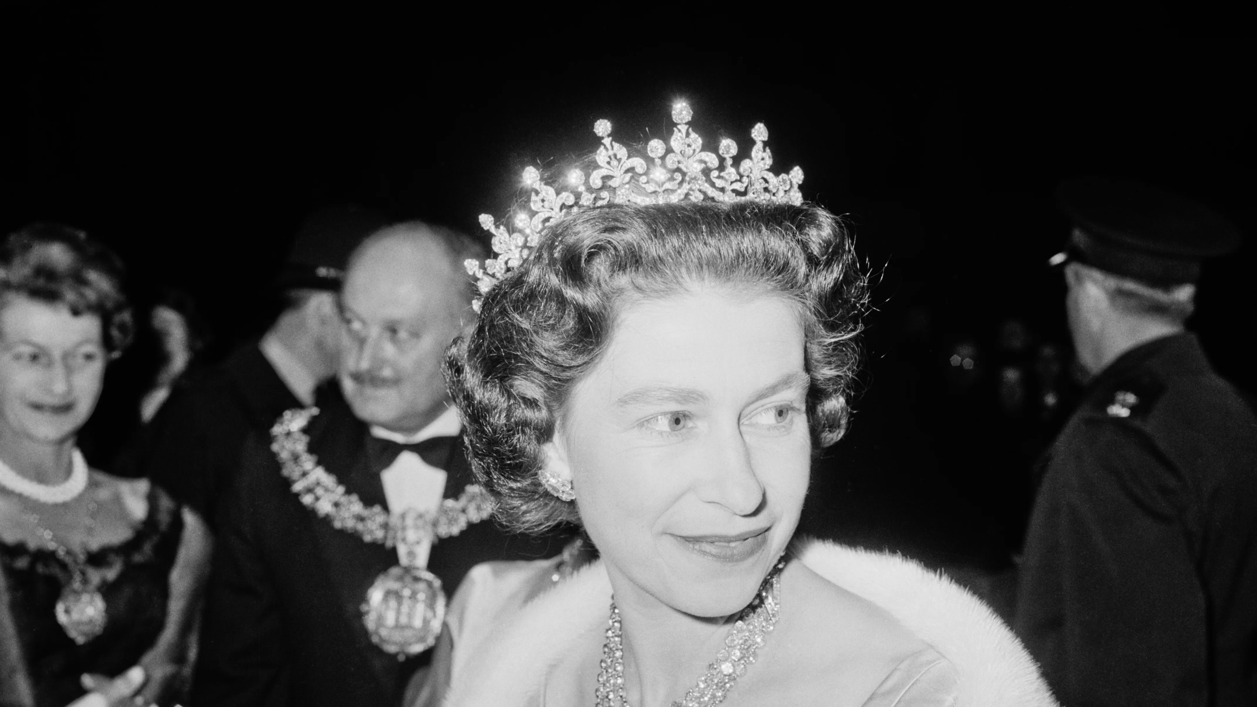 La reina Isabel II asiste a una actuación en RADA (la Real Academia de Arte Dramático), 1964.