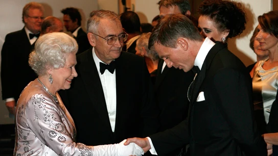 Isabel II con Daniel Craig en 2006, antes de protagonizar juntos un momento inolvidable en los Juegos Olímpicos Isabel II con Daniel Craig en 2006, antes de protagonizar juntos un momento inolvidable en los Juegos Olímpicos