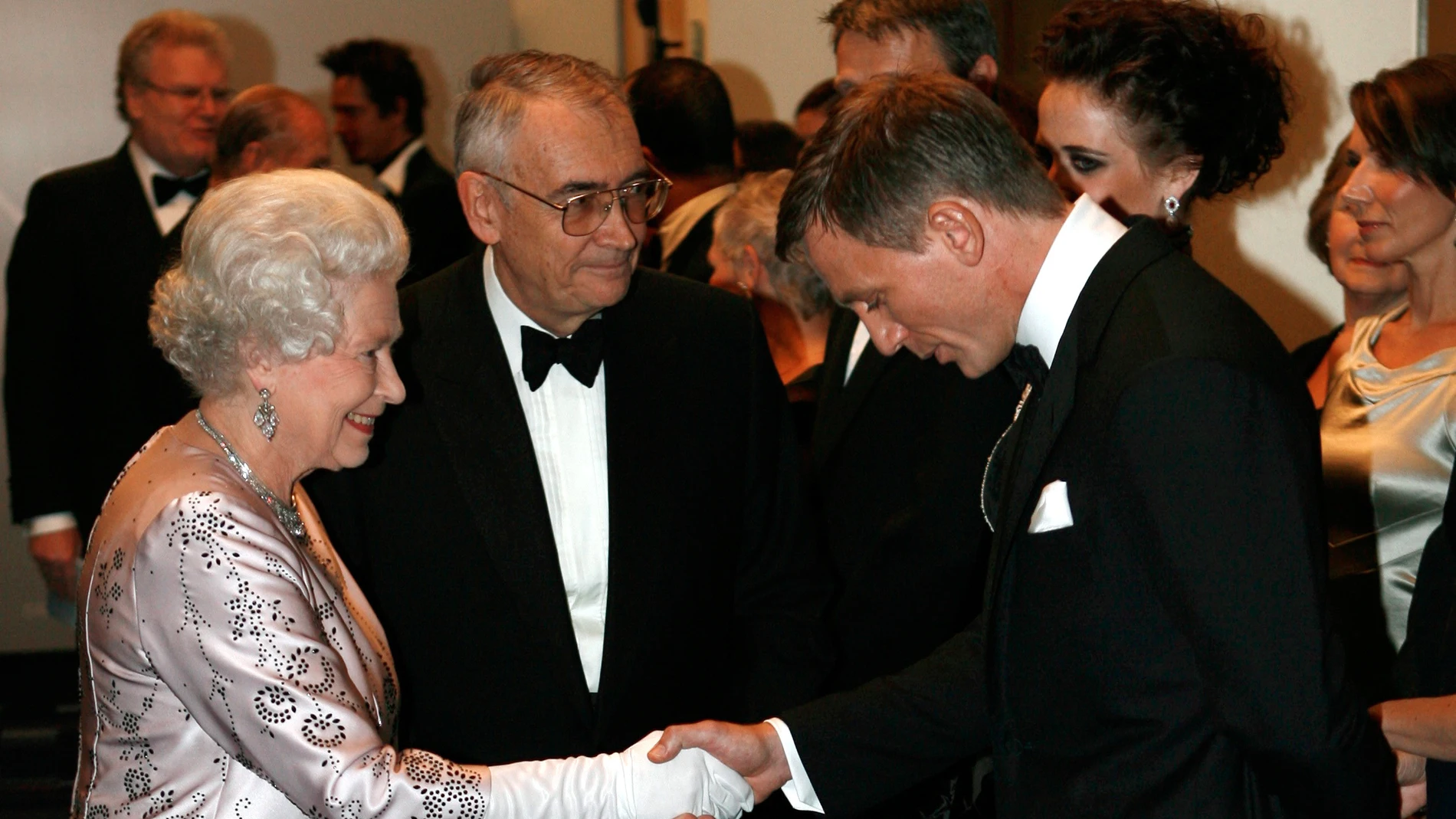 Isabel II con Daniel Craig en 2006, antes de protagonizar juntos un momento inolvidable en los Juegos Olímpicos