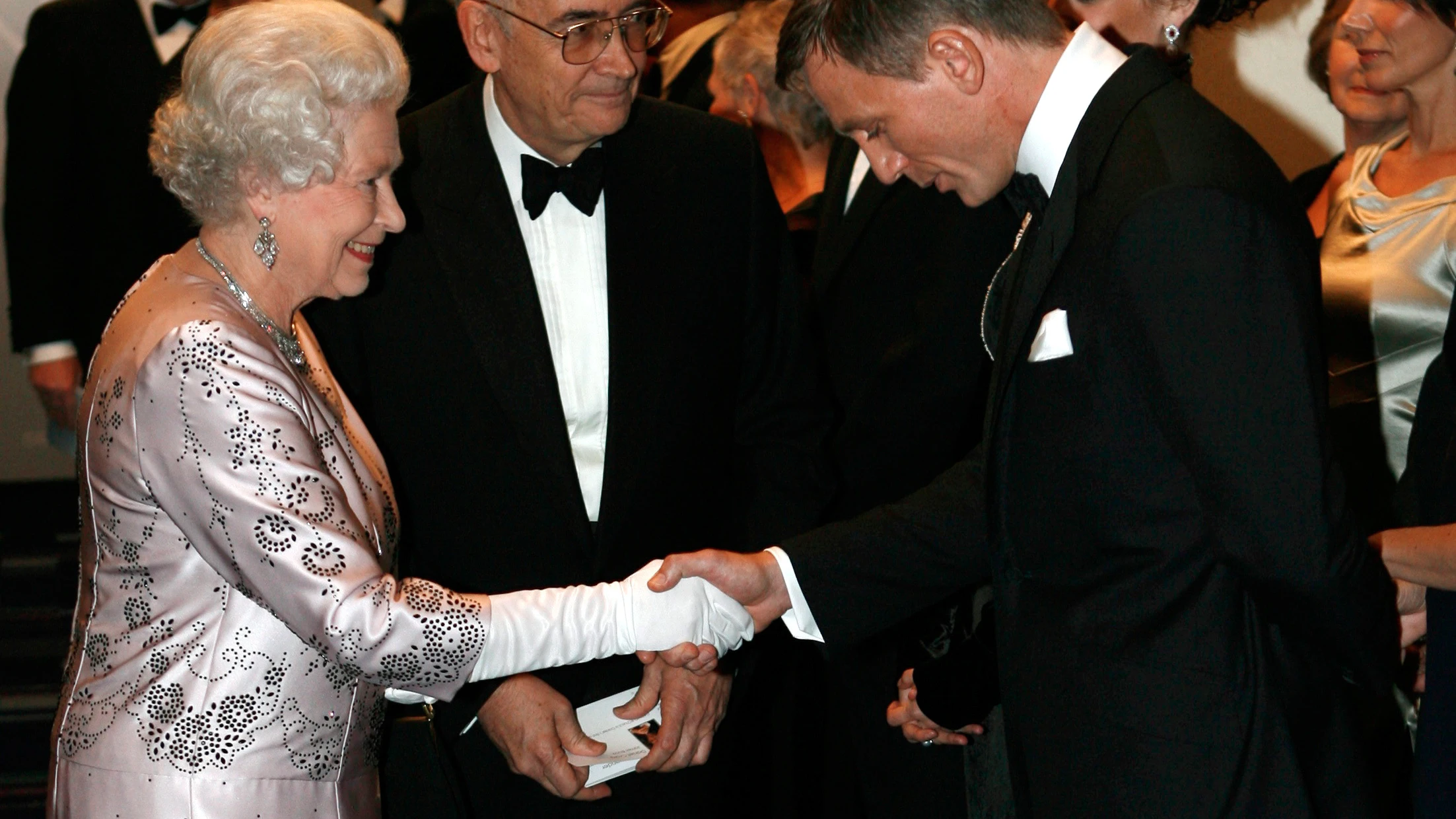 Isabel II con Daniel Craig en 2006, antes de protagonizar juntos un momento inolvidable en los Juegos Olímpicos