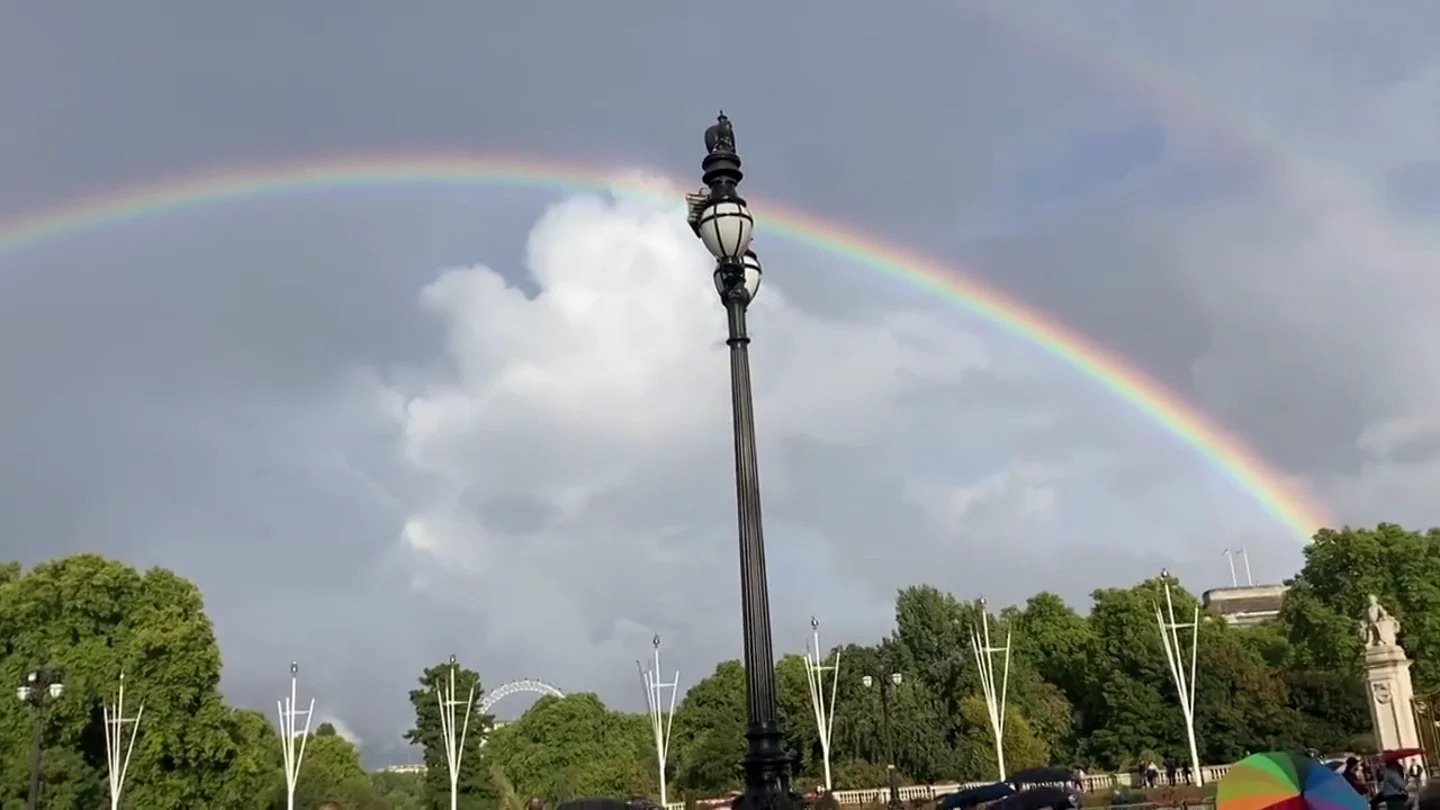 La imagen viral de la despedida de Isabel II: un arcoíris cruza Buckingham minutos antes de anunciar su muerte La imagen viral de la despedida de Isabel II: un arcoíris cruza Buckingham minutos antes de anunciar su muerte