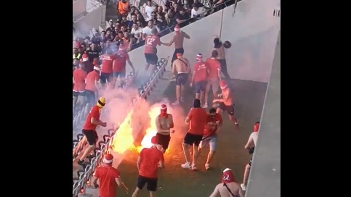 Enfrentamiento entre ultras del Colonia y el Niza Enfrentamiento entre ultras del Colonia y el Niza