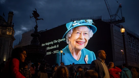 Las pantallas de Piccadilly Circus se despiden de Isabel II. Las pantallas de Piccadilly Circus se despiden de Isabel II.