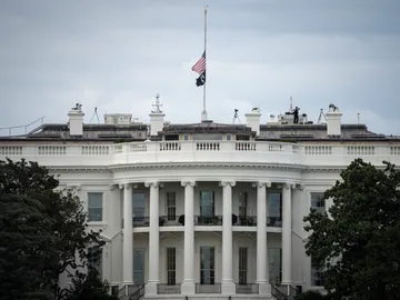 La Casa Blanca con la bandera a media asta por el fallecimiento de la reina Isabel II La Casa Blanca con la bandera a media asta por el fallecimiento de la reina Isabel II