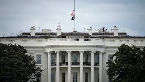 La Casa Blanca con la bandera a media asta por el fallecimiento de la reina Isabel II La Casa Blanca con la bandera a media asta por el fallecimiento de la reina Isabel II