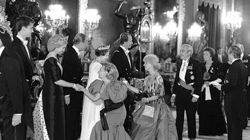 Isabel II recibe a la nobleza española en la cena de gala de 1988