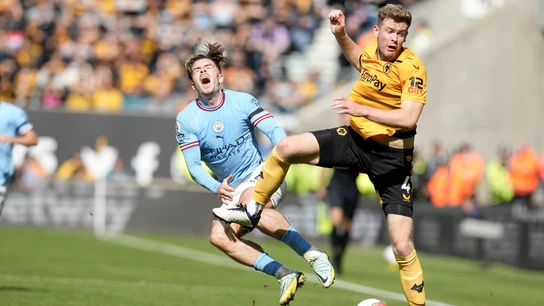 Patada salvaje a Grealish en la Premier Patada salvaje a Grealish en la Premier