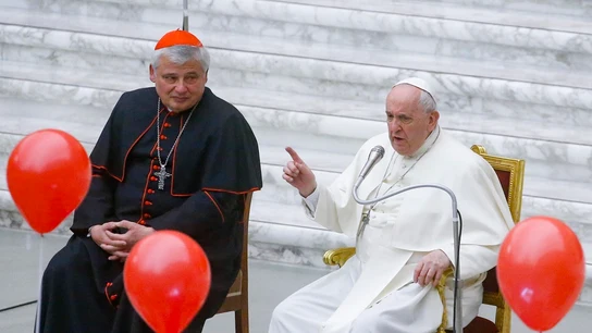 Imagen de archivo del cardenal Konrad Krajewski con el Papa Imagen de archivo del cardenal Konrad Krajewski con el Papa