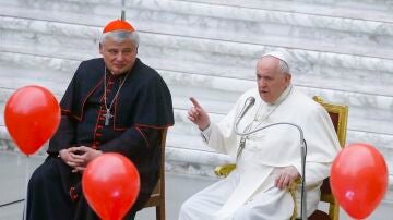 Imagen de archivo del cardenal Konrad Krajewski con el Papa