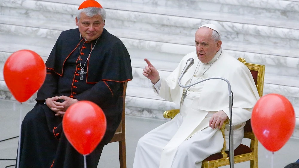 Imagen de archivo del cardenal Konrad Krajewski con el Papa