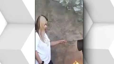 Miles de mujeres comparten en las redes vídeos cortándose el pelo y quemando sus velos en señal de protesta.