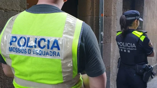 Imagen de archivo un agente de los Mossos d'Esquadra y una agente de la Guardia Urbana de Barcelona Imagen de archivo un agente de los Mossos d'Esquadra y una agente de la Guardia Urbana de Barcelona