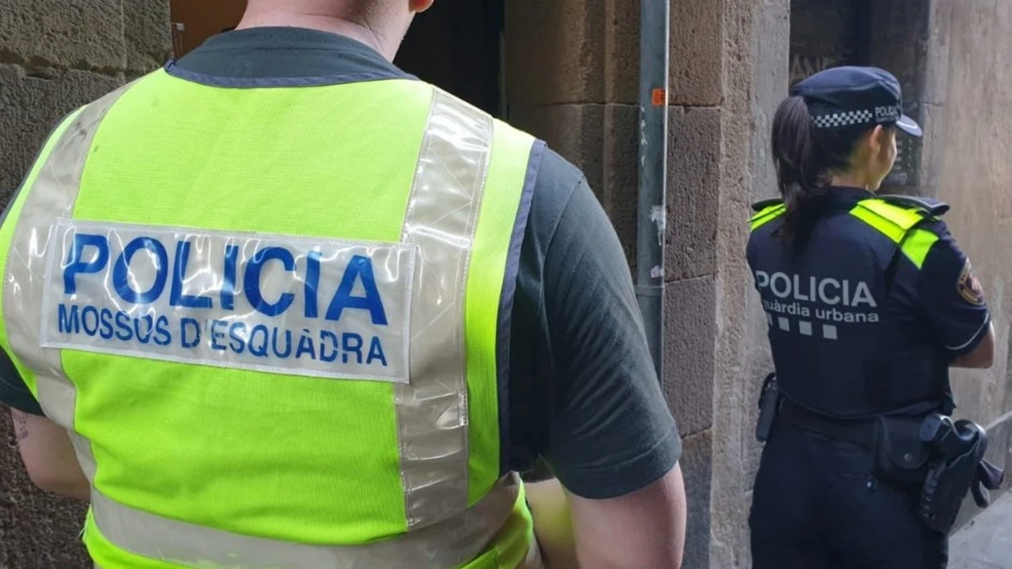 Imagen de archivo un agente de los Mossos d'Esquadra y una agente de la Guardia Urbana de Barcelona Imagen de archivo un agente de los Mossos d'Esquadra y una agente de la Guardia Urbana de Barcelona
