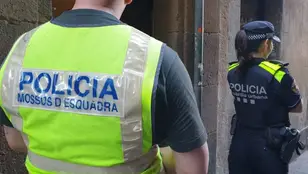 Imagen de archivo un agente de los Mossos d'Esquadra y una agente de la Guardia Urbana de Barcelona