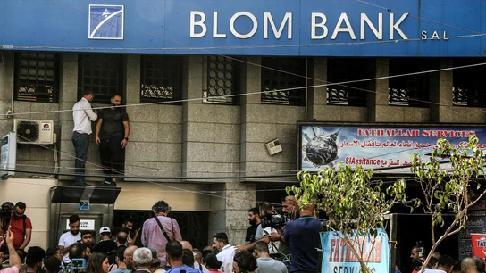 Líbano vive una oleada de atracos a bancos de clientes que buscan recuperar sus ahorros. Líbano vive una oleada de atracos a bancos de clientes que buscan recuperar sus ahorros.