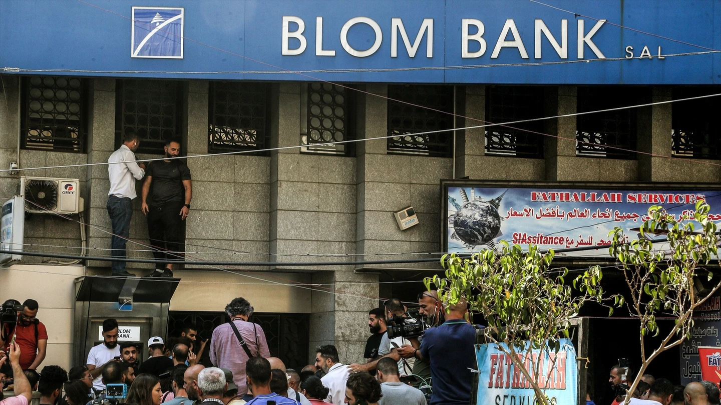Líbano vive una oleada de atracos a bancos de clientes que buscan recuperar sus ahorros. Líbano vive una oleada de atracos a bancos de clientes que buscan recuperar sus ahorros.