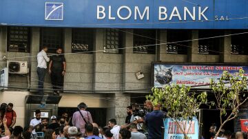 Líbano vive una oleada de atracos a bancos de clientes que buscan recuperar sus ahorros.