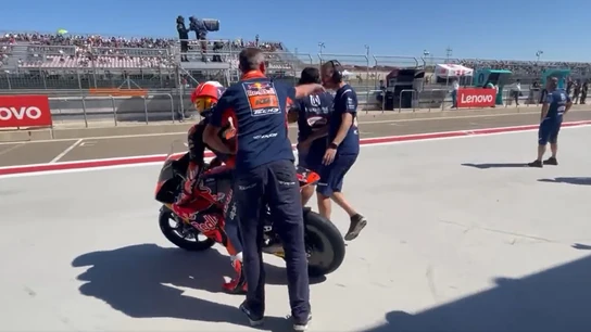 Momento en el que los mecánicos estorban la salida de Adrián Fernández Momento en el que los mecánicos estorban la salida de Adrián Fernández