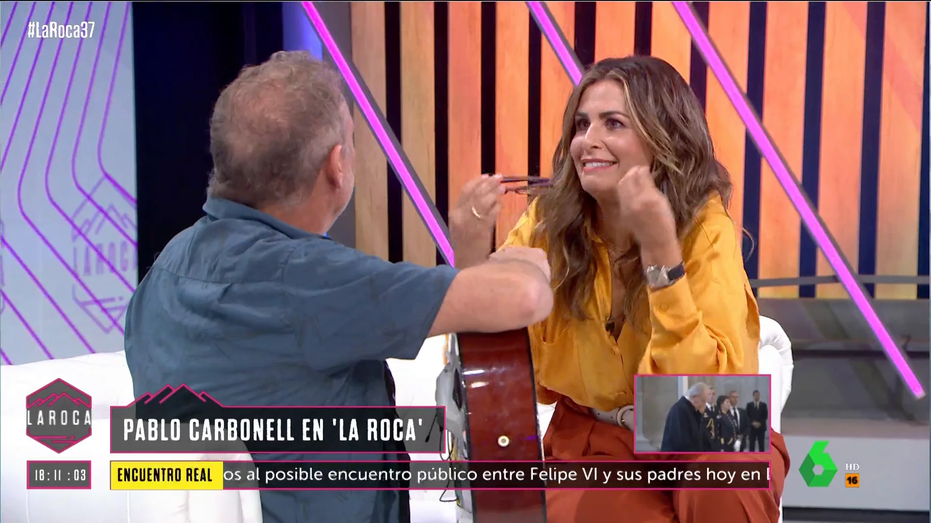 Nuria Roca interrumpe en directo a Pablo Carbonell por cantar este tema: "Espera, que me van a despedir"