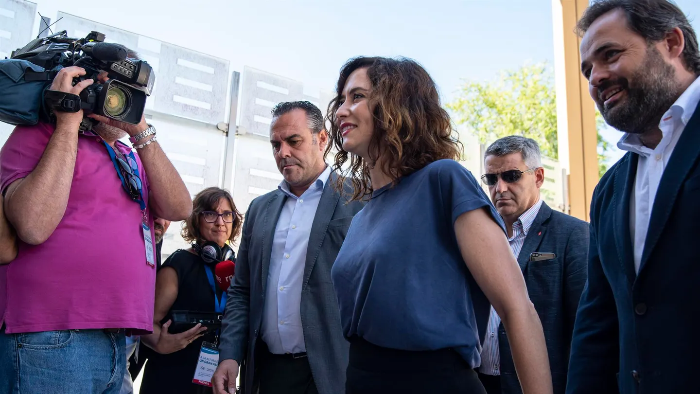 La presidenta de la Comunidad de Madrid, Isabel Díaz Ayuso, a la llegada a la clausura de la XXV Interparlamentaria de su formación. La presidenta de la Comunidad de Madrid, Isabel Díaz Ayuso, a la llegada a la clausura de la XXV Interparlamentaria de su formación.