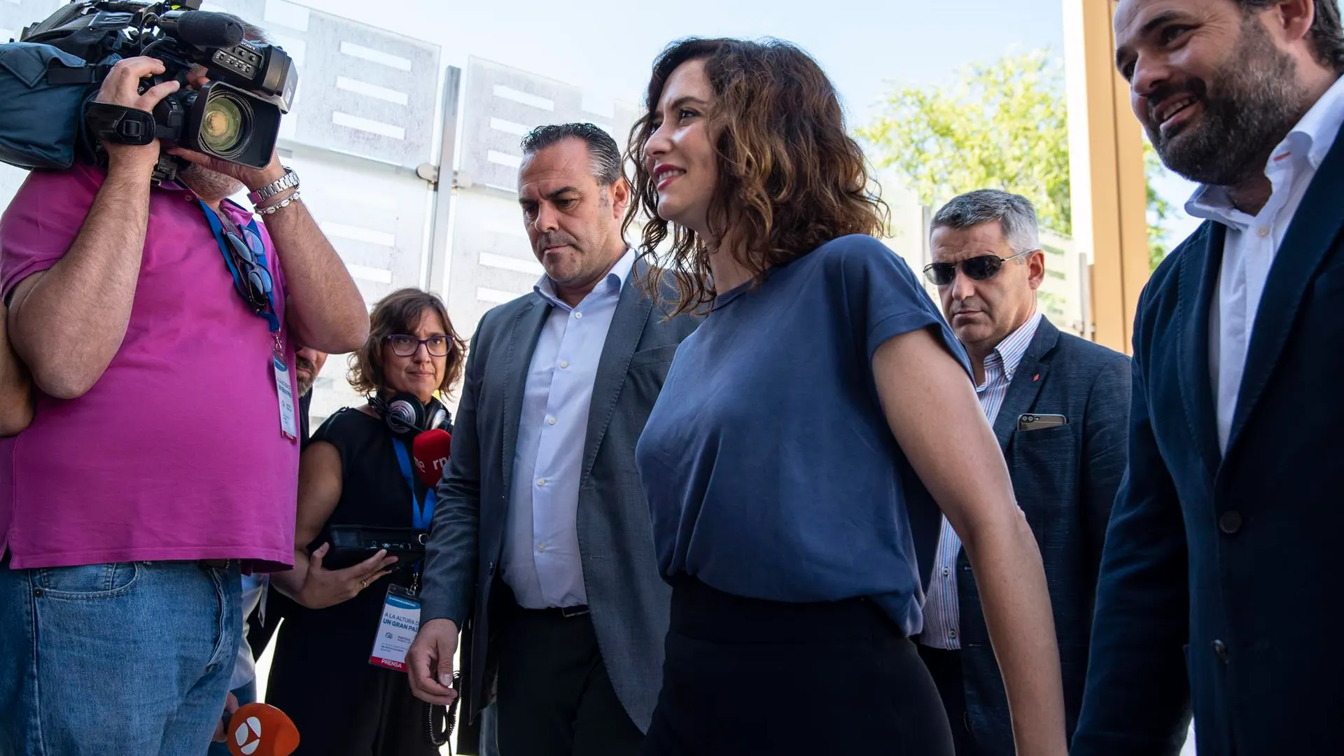 La presidenta de la Comunidad de Madrid, Isabel Díaz Ayuso, a la llegada a la clausura de la XXV Interparlamentaria de su formación.