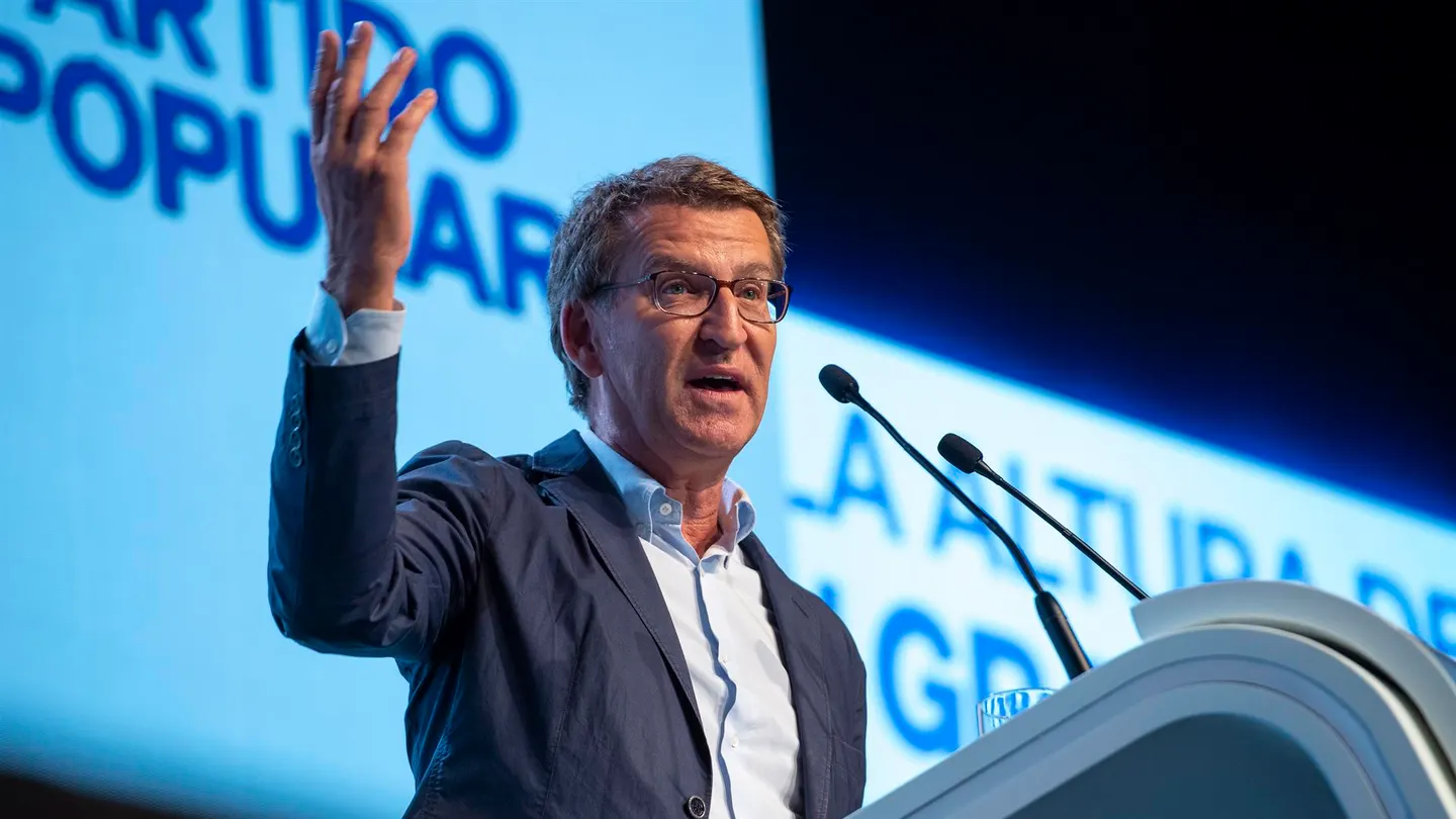 El líder del PP, Alberto Núñez Feijóo, durante su intervención en la clausura de la XXV Interparlamentaria de su formación. El líder del PP, Alberto Núñez Feijóo, durante su intervención en la clausura de la XXV Interparlamentaria de su formación.