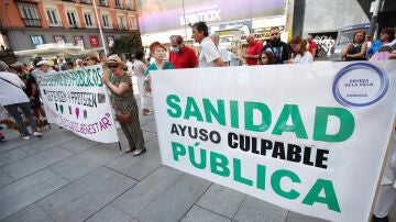 La Marea Blanca ha convocado este domingo en la plaza de Callao de Madrid una concentración con el lema "Ayuso & cia dan la estocada a la sanidad pública".