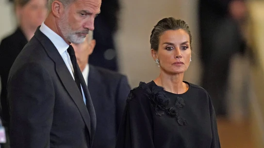 Los reyes Felipe VI y Letizia en la capilla ardiente de la reina Isabel II. Los reyes Felipe VI y Letizia en la capilla ardiente de la reina Isabel II.