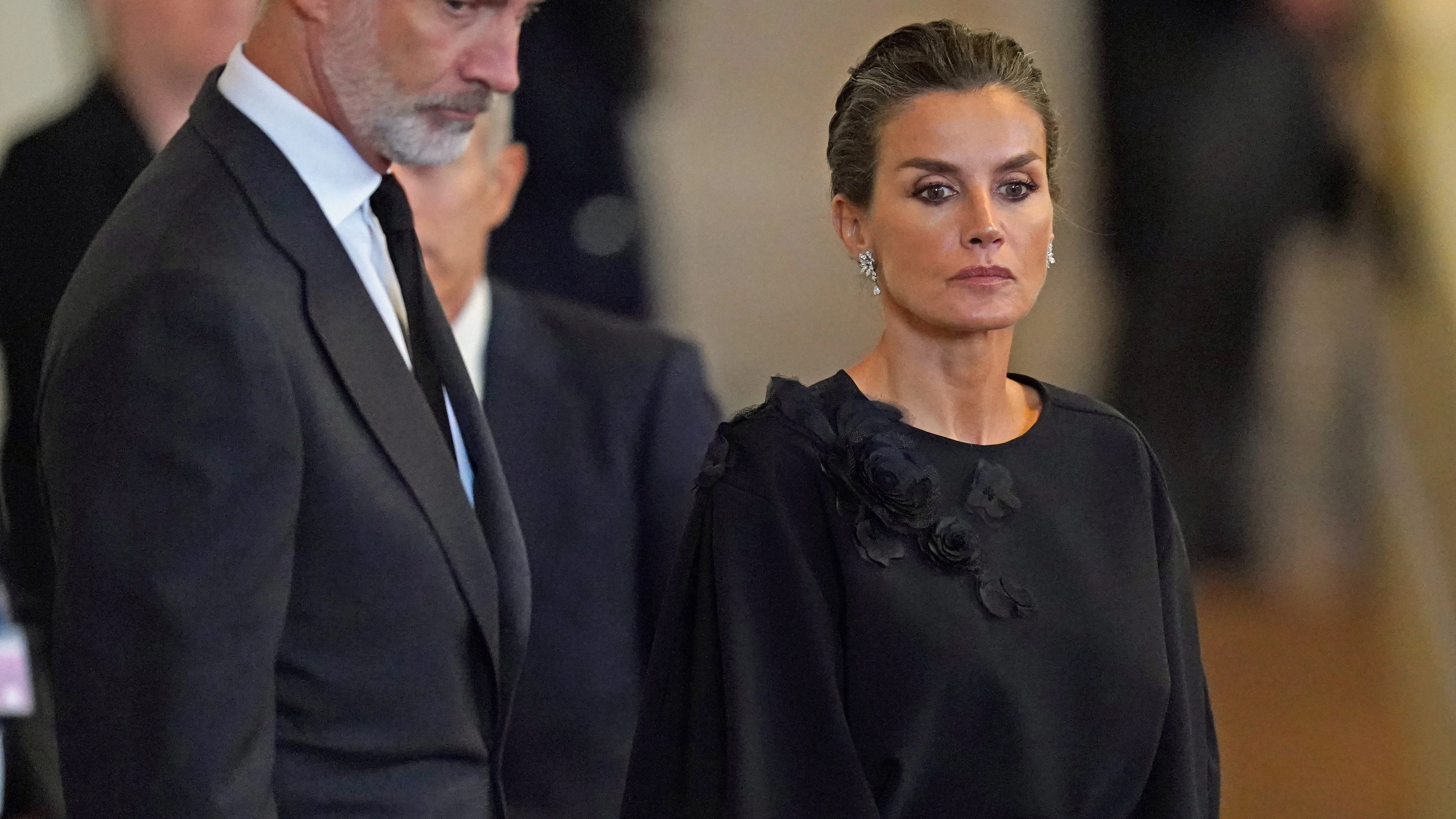 Los reyes Felipe VI y Letizia en la capilla ardiente de la reina Isabel II.