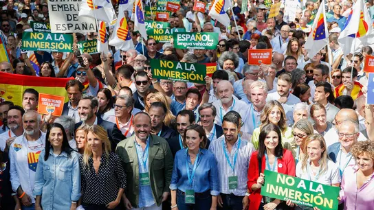 Más de 2.000 personas se manifiestan en Barcelona para exigir la enseñanza en castellano en las aulas Más de 2.000 personas se manifiestan en Barcelona para exigir la enseñanza en castellano en las aulas