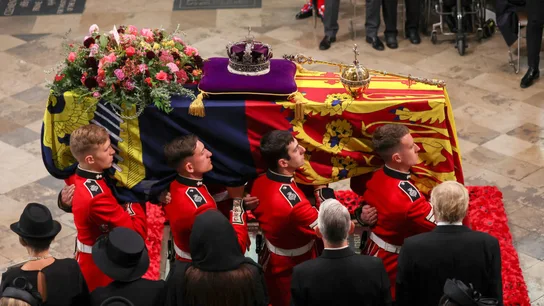 Imagen del féretro de la reina Isabel II entrando en la Abadía de Westminster durante su funeral de Estado Imagen del féretro de la reina Isabel II entrando en la Abadía de Westminster durante su funeral de Estado