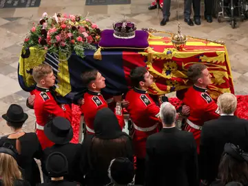 Imagen del féretro de la reina Isabel II entrando en la Abadía de Westminster durante su funeral de Estado