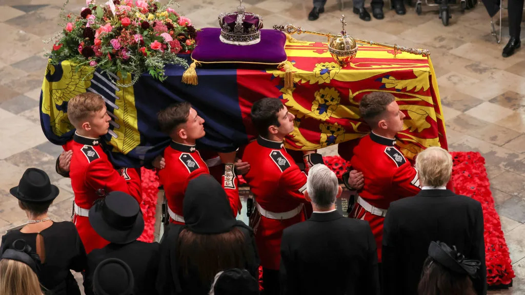 Imagen del féretro de la reina Isabel II entrando en la Abadía de Westminster durante su funeral de Estado