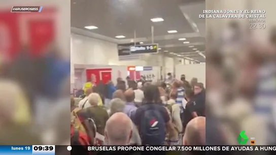 La monumental pelea a puñetazos en un aeropuerto tras la pérdida del equipaje de los pasajeros La monumental pelea a puñetazos en un aeropuerto tras la pérdida del equipaje de los pasajeros