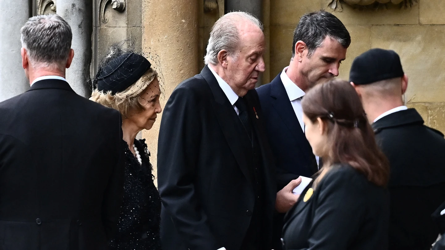 Juan Carlos I y Sofía llegan a la Abadía de Westminster Juan Carlos I y Sofía llegan a la Abadía de Westminster