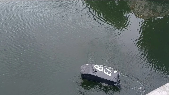 Ataúd lanzado al río Liffey de Dublín para protestar contra el "imperio británico"