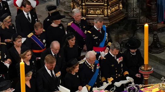 Los reyes Felipe y Letizia sentados junto a los eméritos Don Juan Carlos y Doña Sofía Los reyes Felipe y Letizia sentados junto a los eméritos Don Juan Carlos y Doña Sofía