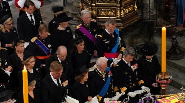 Los reyes Felipe y Letizia sentados junto a los eméritos Don Juan Carlos y Doña Sofía
