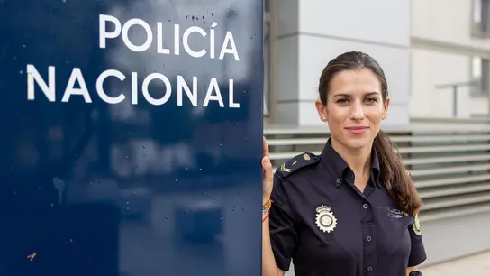 Una policía evita el suicidio de una joven tras recibir un aviso por Twitter Una policía evita el suicidio de una joven tras recibir un aviso por Twitter