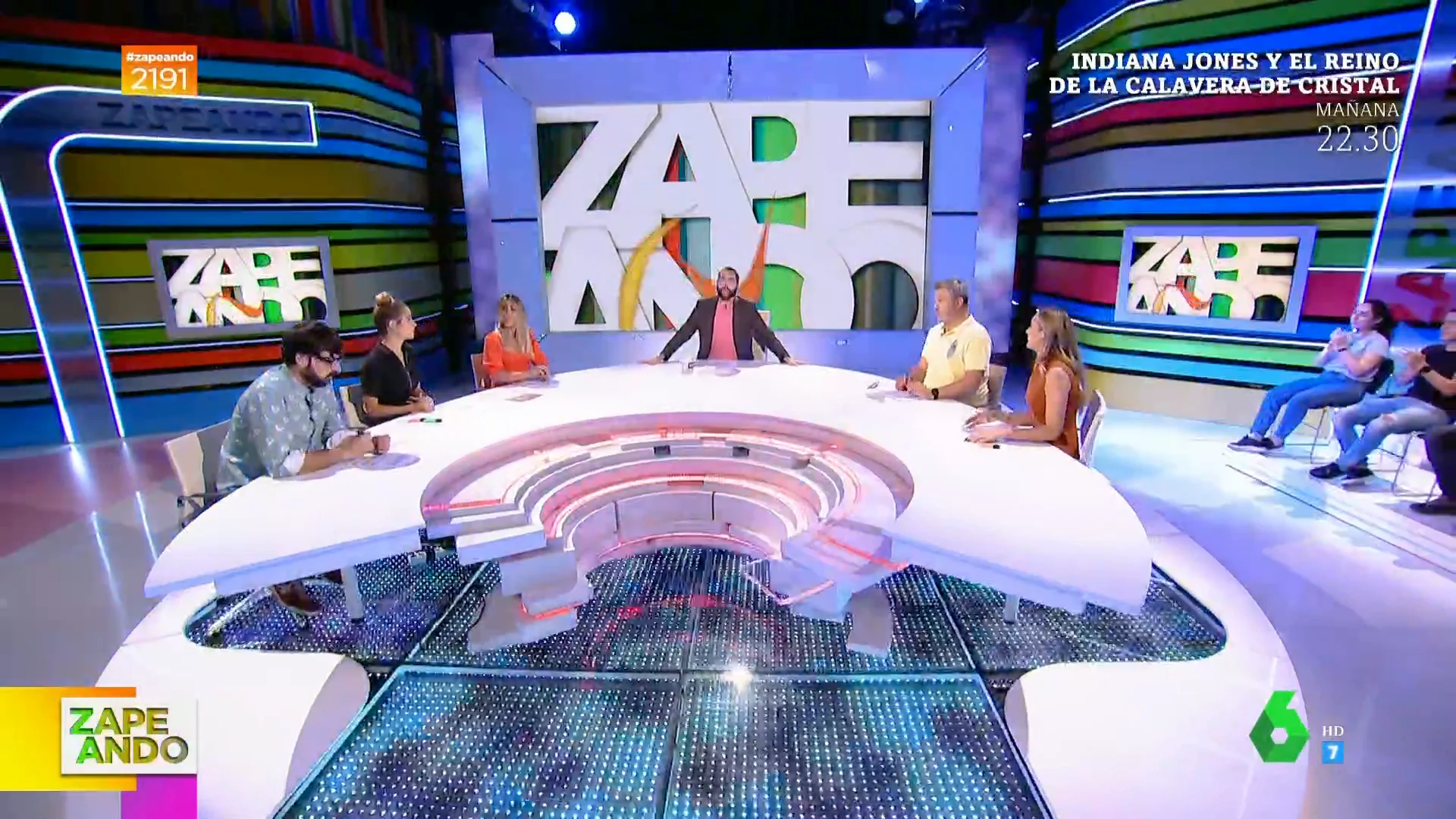 Miki Nadal alucina al ver los zapeadores que le acompañan en la mesa: "Alguno ha venido sin que se le llame"