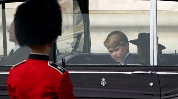 El príncipe Georges mira a través de la ventanilla