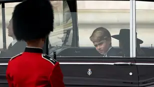 El príncipe Georges mira a través de la ventanilla